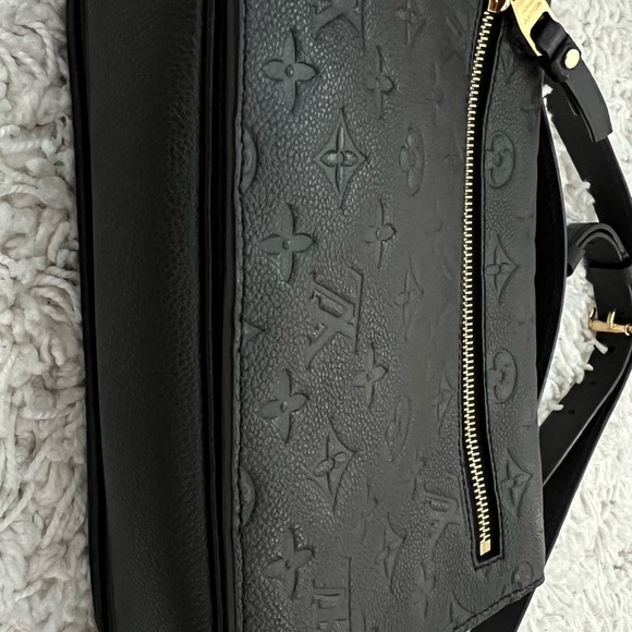 LOUIS VUITTON
Empreinte Pochette Metis Black - Picture 6 of 14